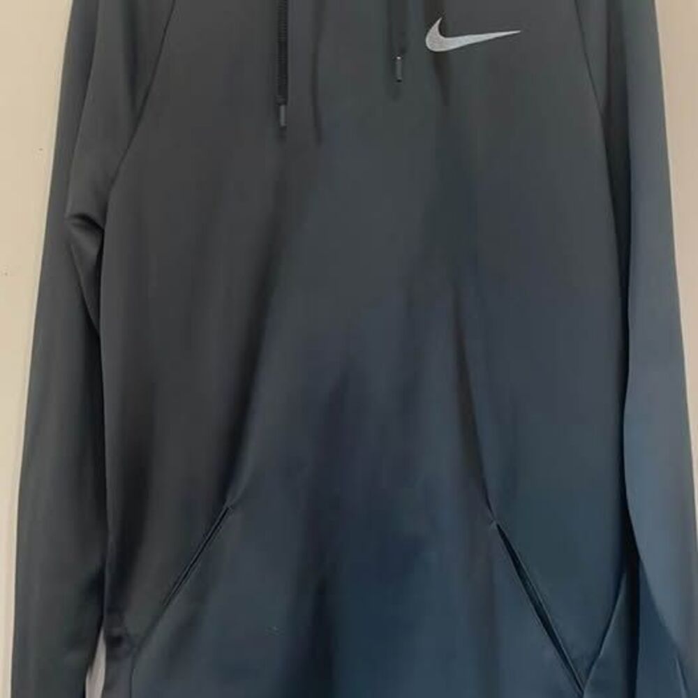 Nike women’s sz small black  hoodie! Longer in length! Perfect with leggings!